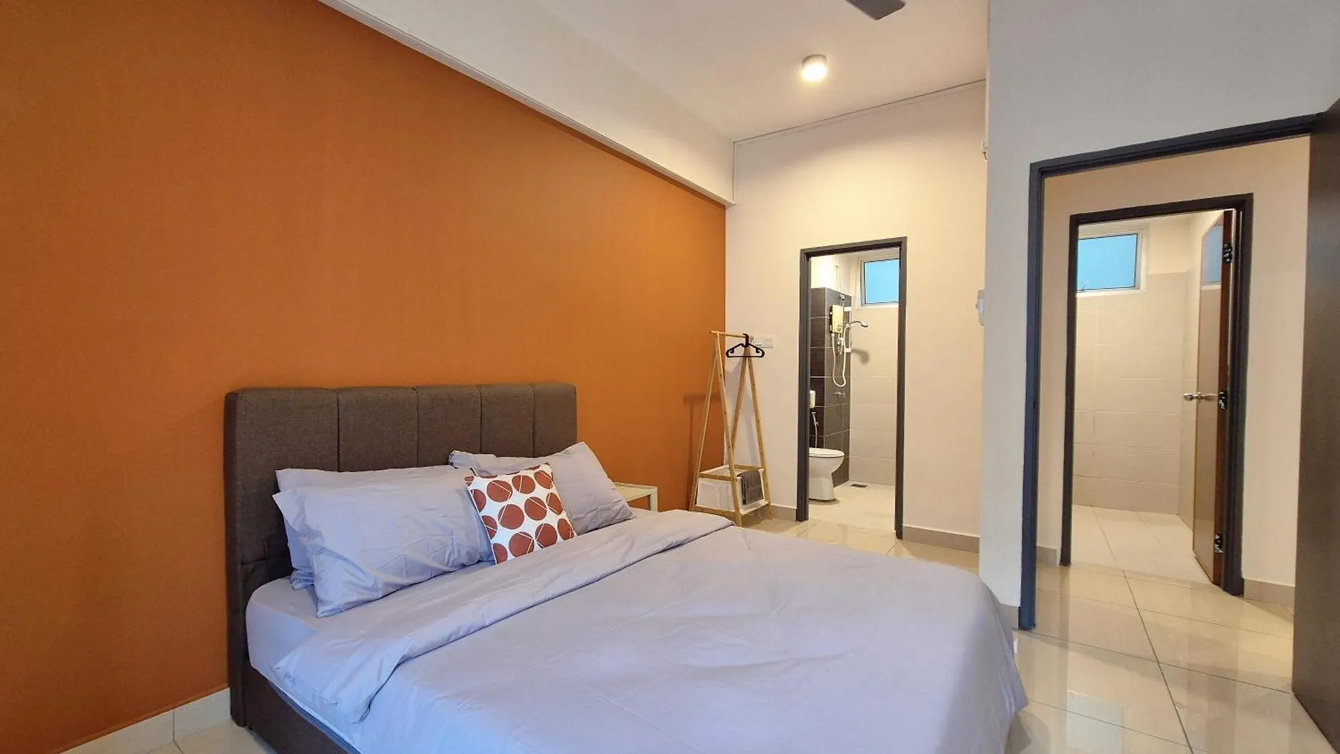 Walking Distance To Mount Austin - 6 Pax Newly Renovated Apartment Johor Bahru