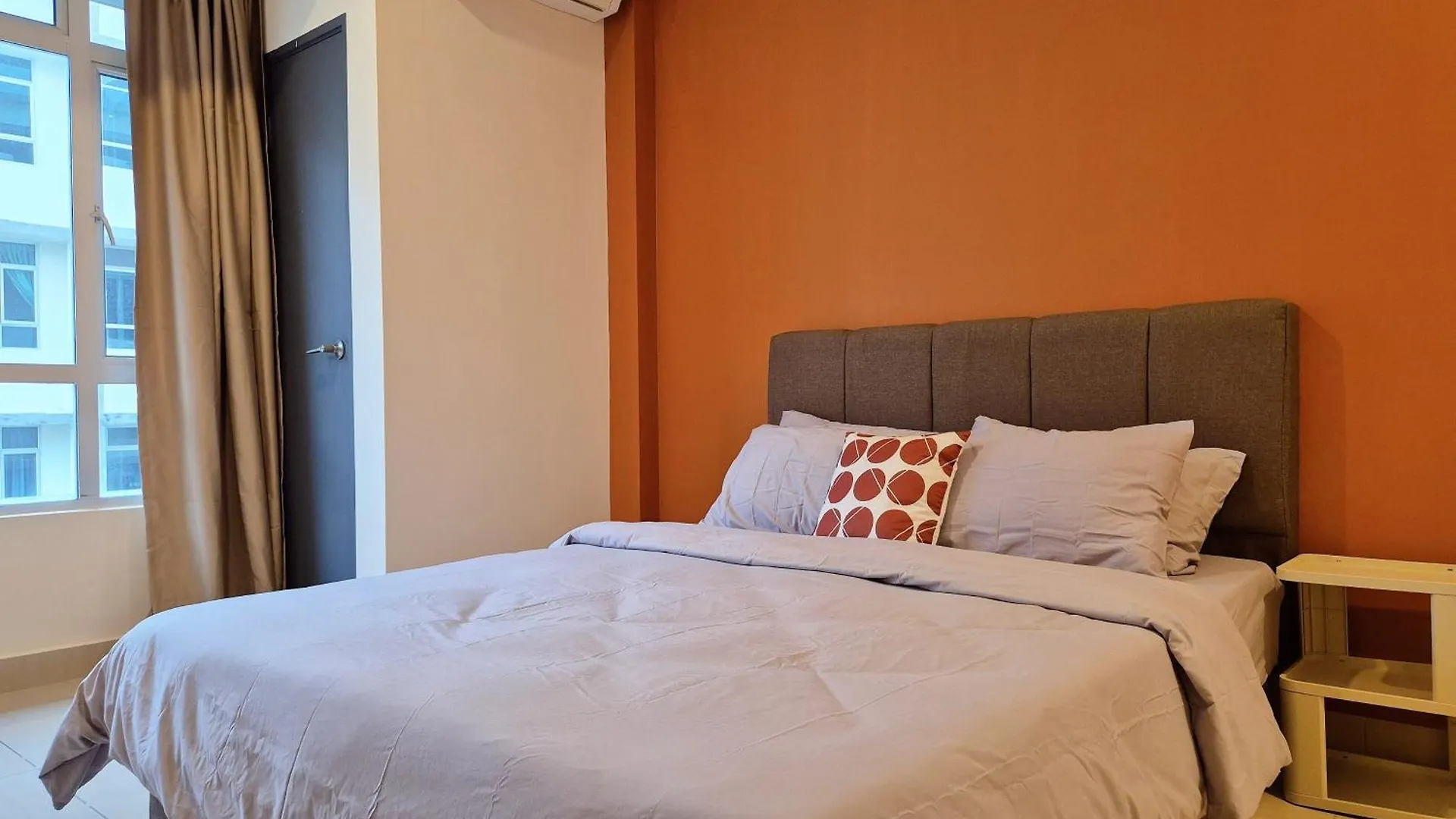 Walking Distance To Mount Austin - 6 Pax Newly Renovated Apartment Johor Bahru