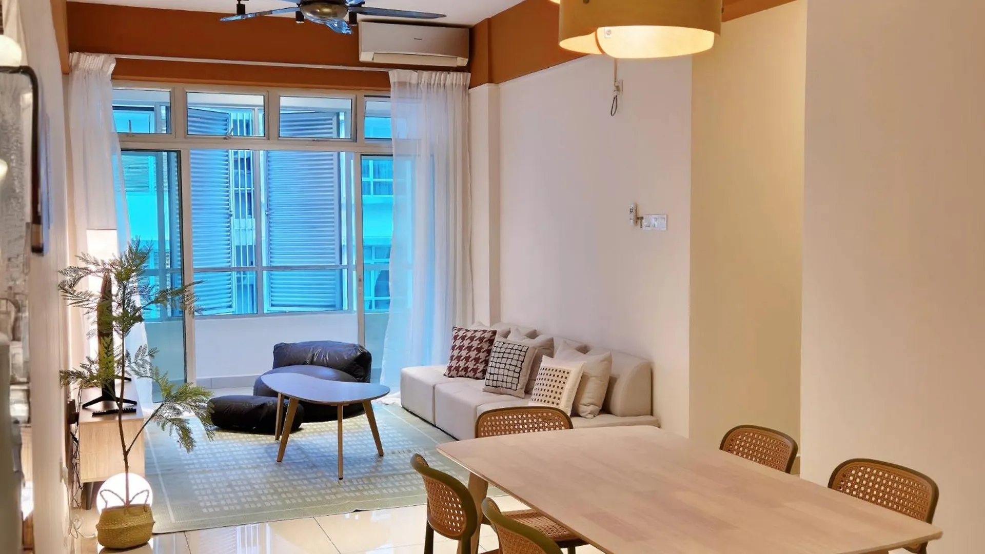 Walking Distance To Mount Austin - 6 Pax Newly Renovated location